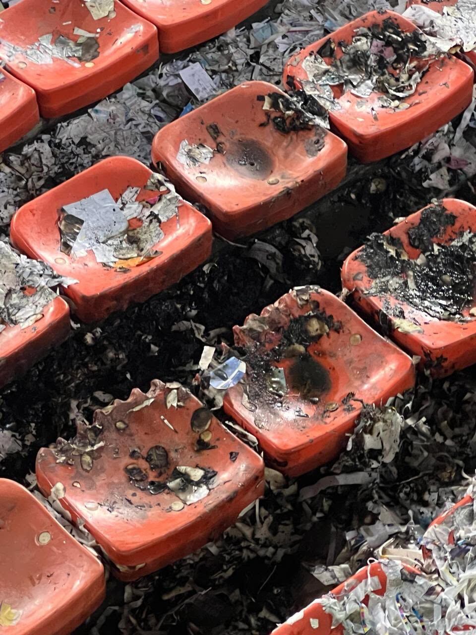 Así quedó parte de la silletería de la tribuna sur del estadio Atanasio Girardot, tras desmanes. Foto: Cortesía.