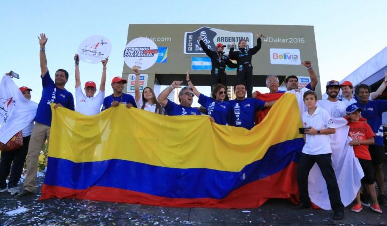 Los Mauricio Salazar celebran en el podio del Rally.