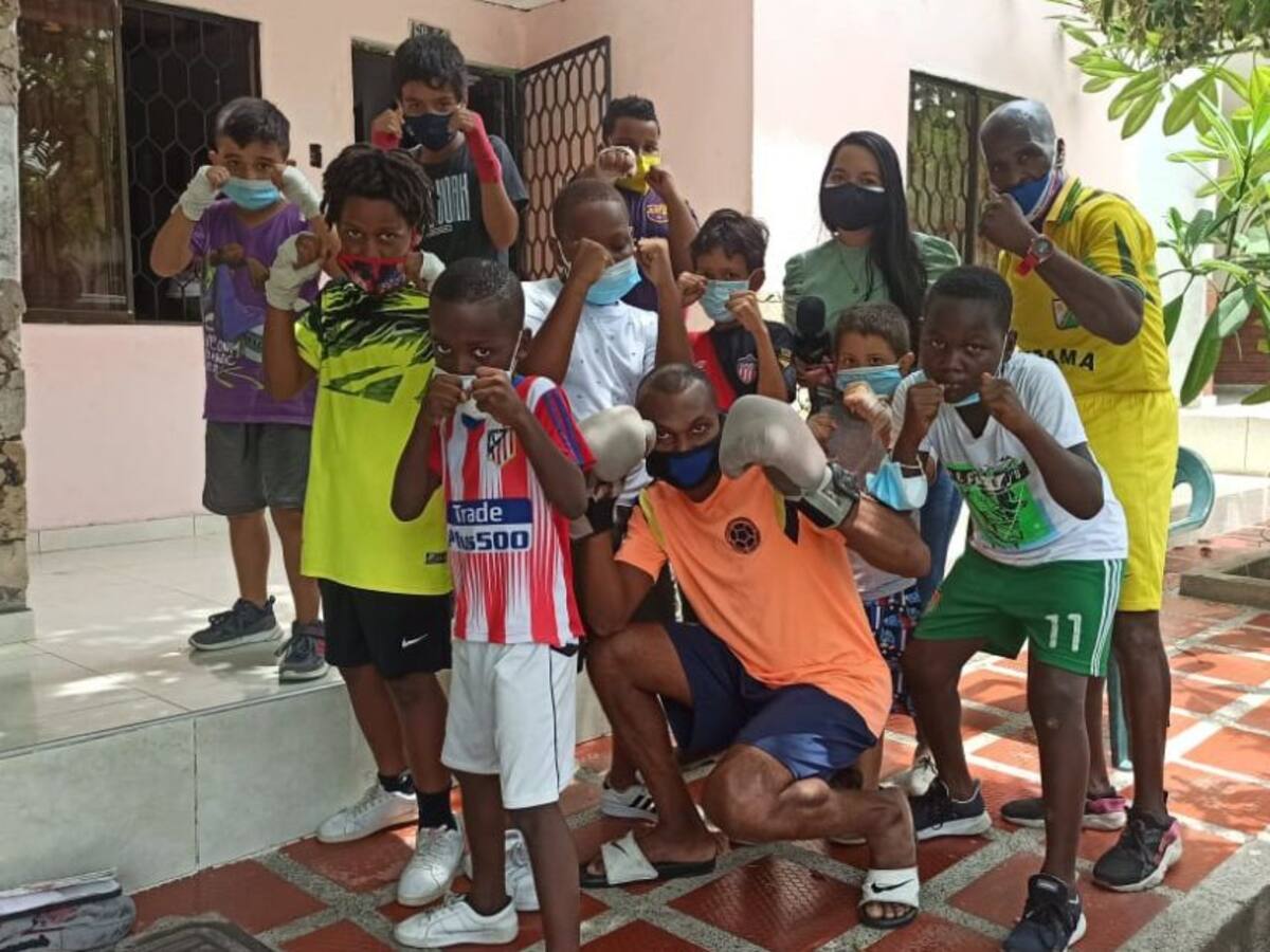 "Entrenamos con las uñas": exboxeador pide ayuda para formar a niños