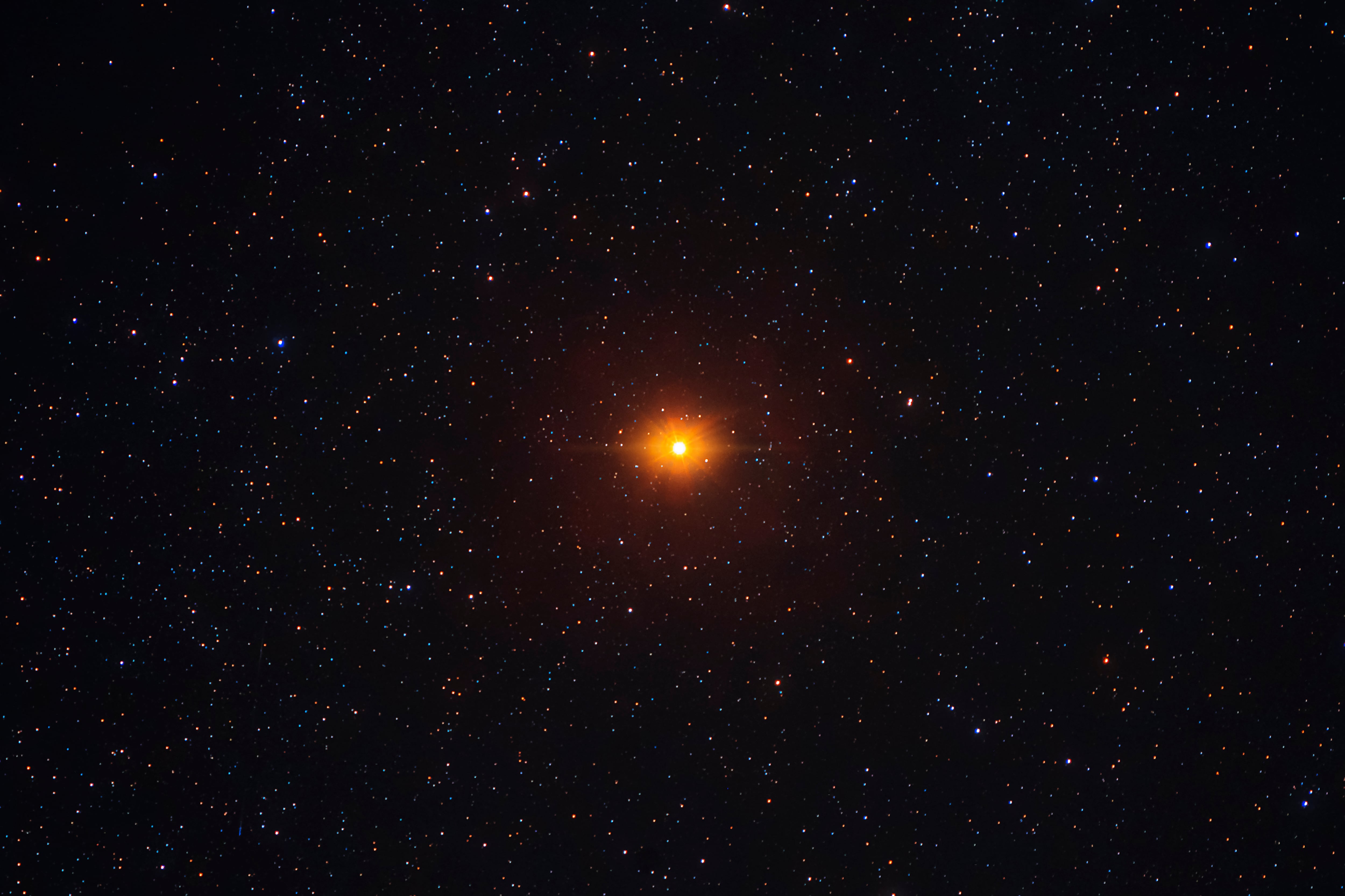 Betelgeuse, supergigante estrella roja. Tomada en el Parque Natural de Cabo de Gata, Sur de España. Vía Getty Images