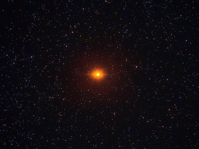 Betelgeuse, supergigante estrella roja. Tomada en el Parque Natural de Cabo de Gata, Sur de España. Vía Getty Images