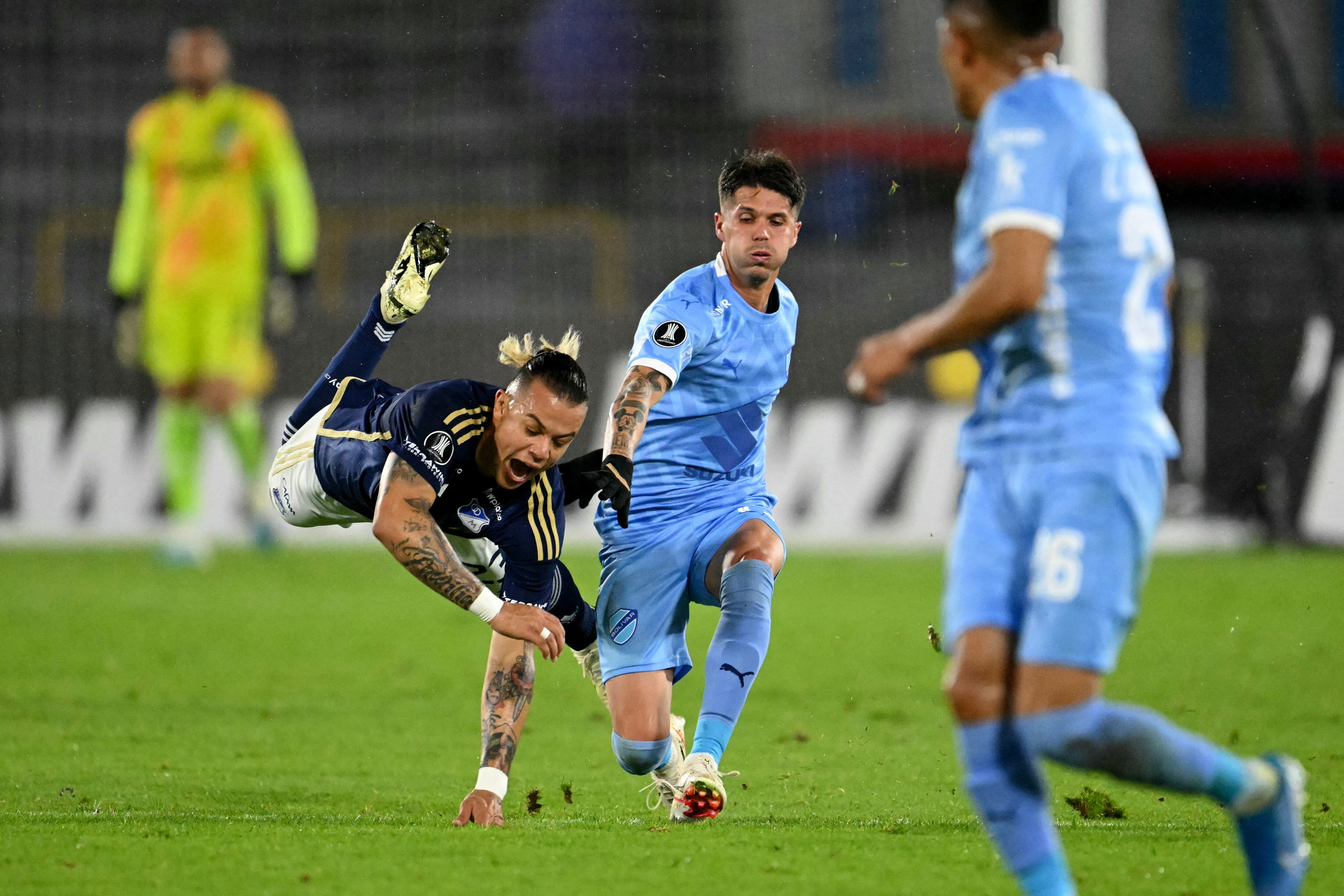 Leonardo Castro en el momento que sufrió la falta de Patricio Rodríguez que le ocasionó una lesión en el hombro derecho. (Photo by RAUL ARBOLEDA/AFP via Getty Images)