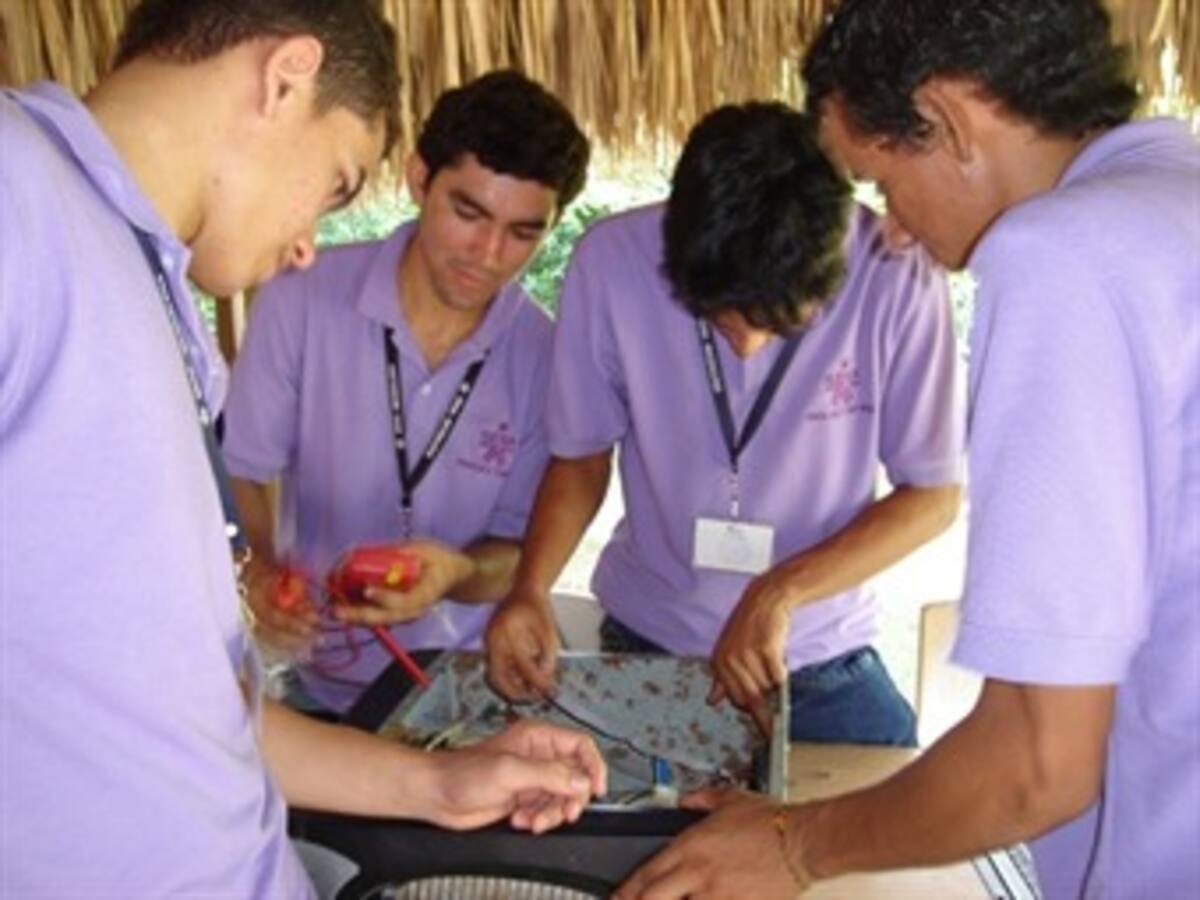 U. San Buenaventura presenta un vehículo mecatrónico