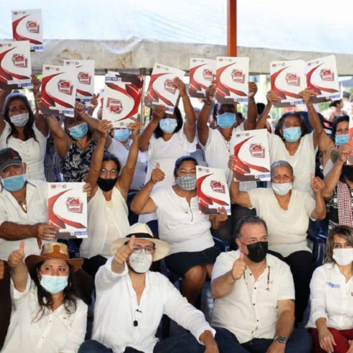 Entrega de títulos prediales a familias de Buenavista en La Dorada