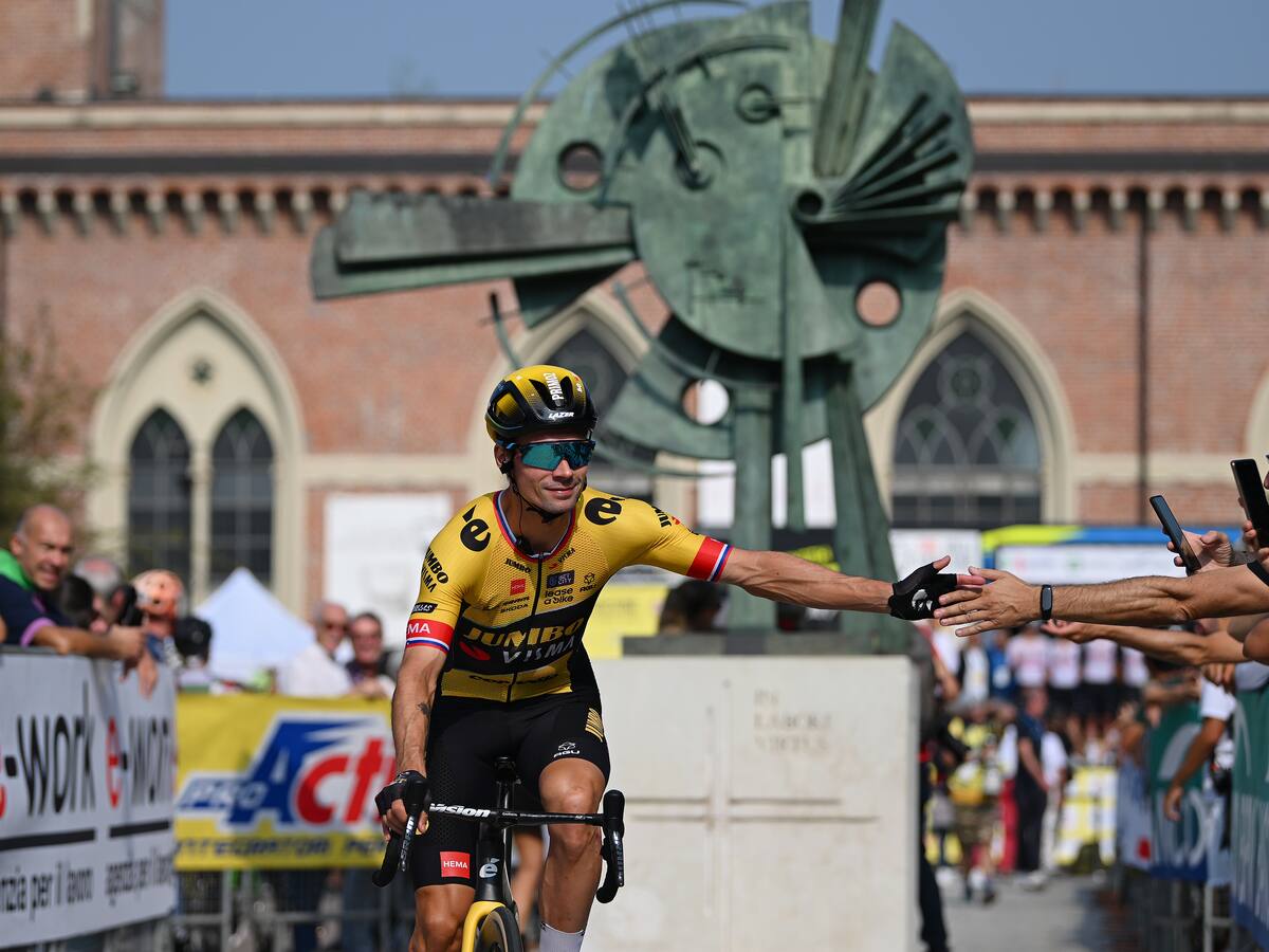 Primoz Roglic sería compañero de dos colombianos en el 2024
