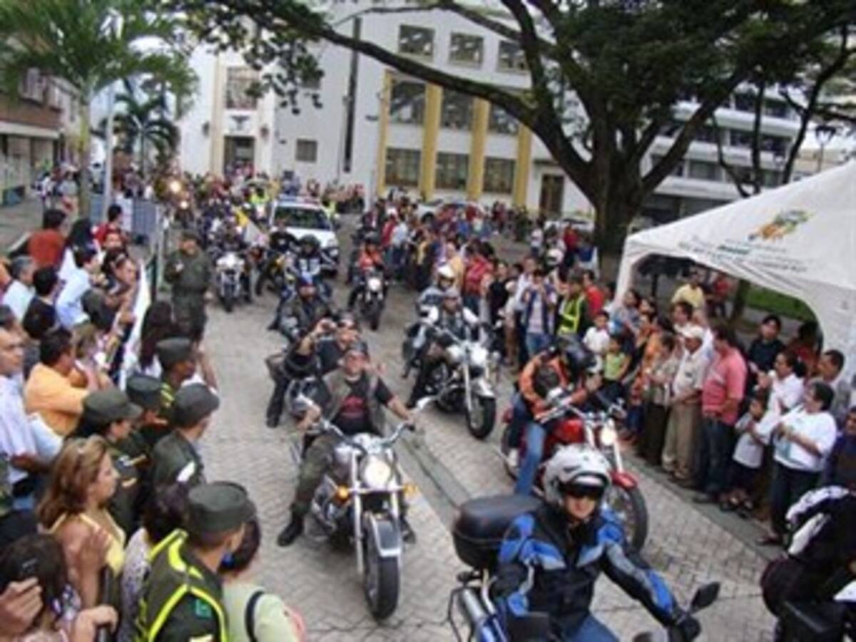 La caravana por la libertad de secuestrados en Colombia llega a París