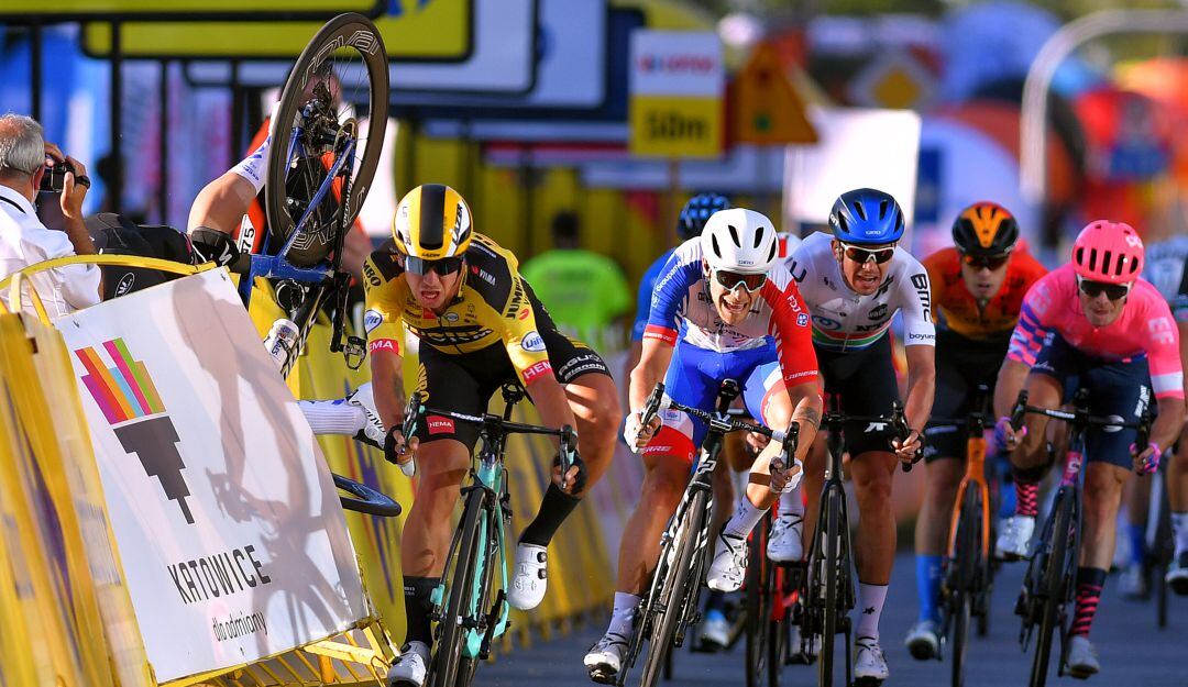 Dylan Groenewegen empuja a su compatriota Fabio Jakobsn contra unas vallas en el inicio de la Vuelta a Polonia.