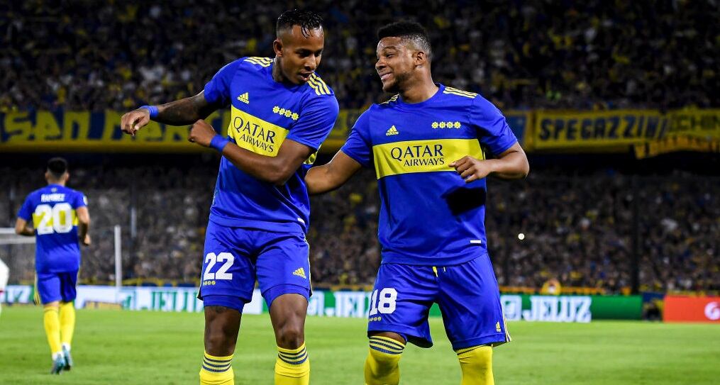Sebastián Villa y Frank Fabra celebran un gol para Boca Juniors (Photo by Marcelo Endelli/Getty Images)