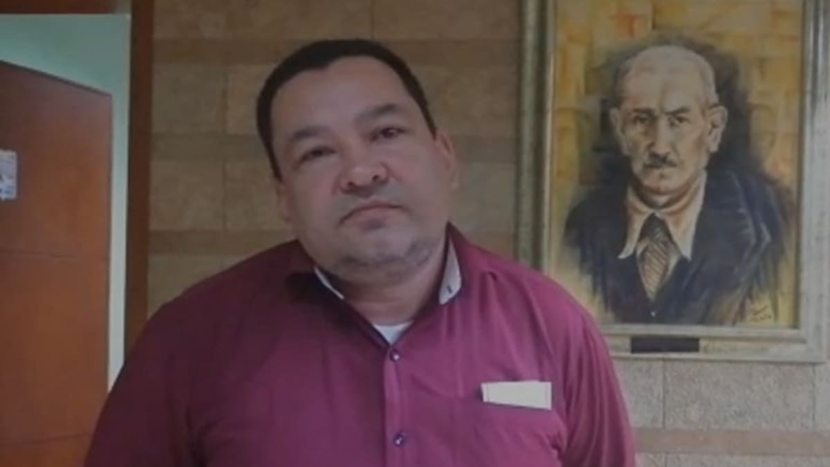 Eligen al secretario del concejo de Armenia que asistió en bermudas a entrevista