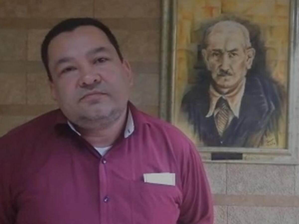 Eligen al secretario del concejo de Armenia que asistió en bermudas