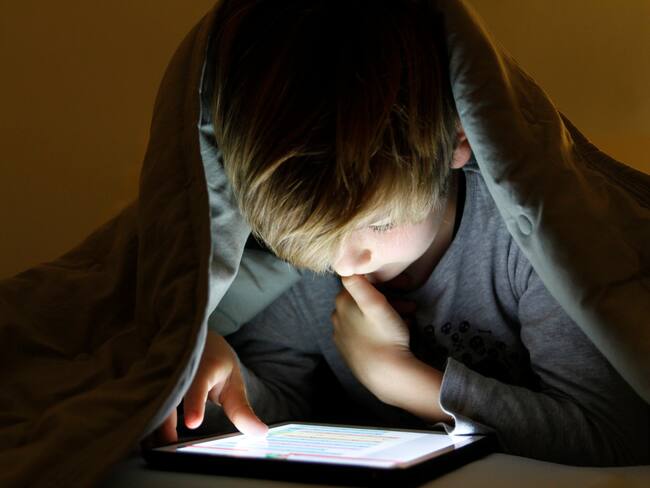 El uso del celular afecta las habilidades lingüísticas de los niños/ Gettyimagenes