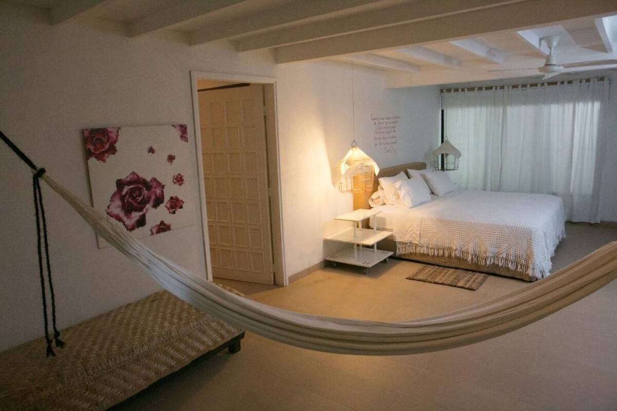 Levantarse en la mañana en un buen día soleado en el Hotel Boutique Casa Rosalía, en Valledupar, le levanta el ánimo al más triste, con esa luz brillante, viva, y ese desayuno con arepa típica vallenata preparada a la usanza de la dueña de la casa, horneadas sobre hojas del mango del patio, no deja espacio para las tristezas.