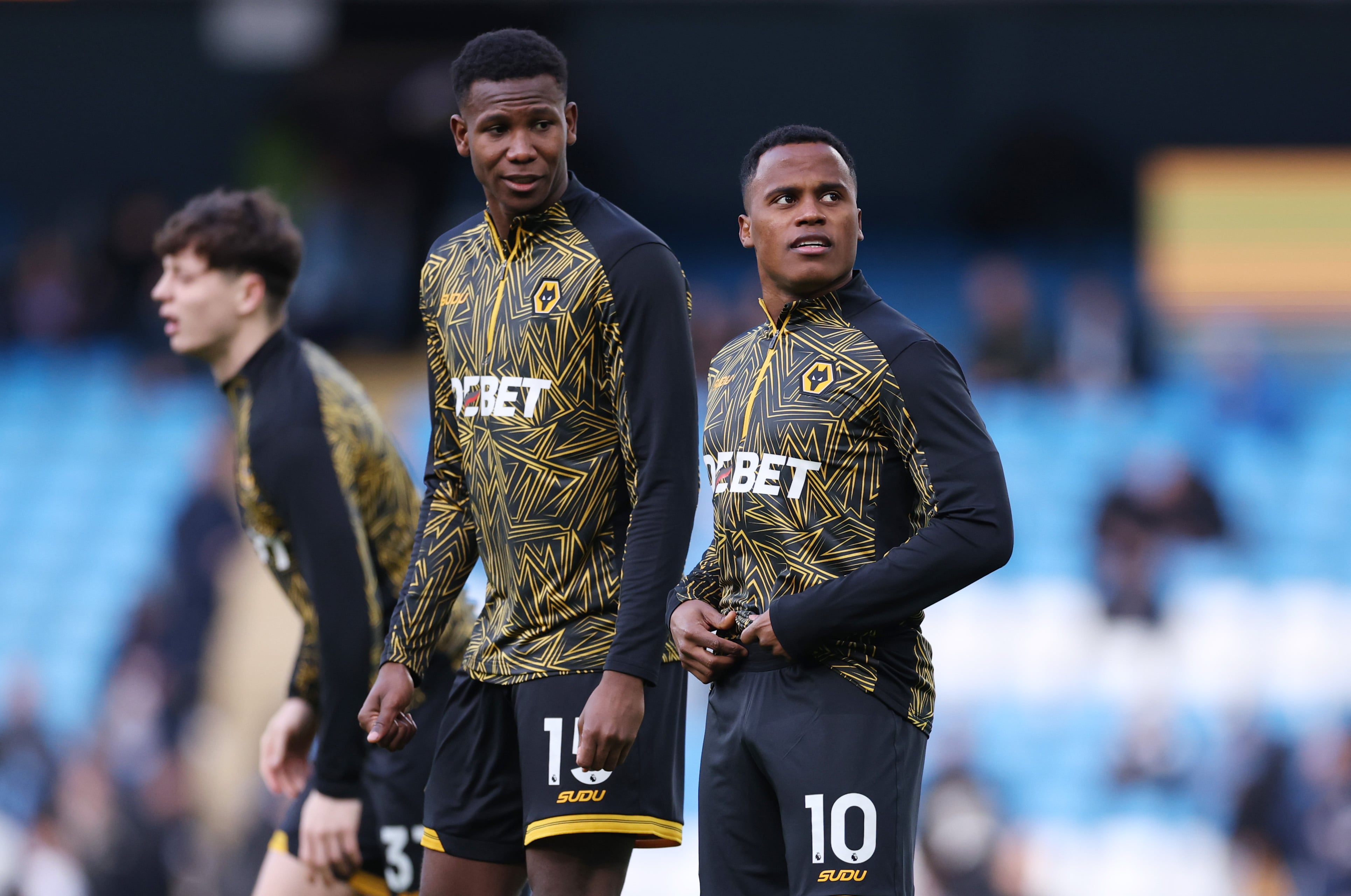 MANCHESTER, ENGLAND - JANUARY 24: Jhon Arias of Wolverhampton Wanderers warms up prior to the Premier League match between Manchester City and Wolverhampton Wanderers at Etihad Stadium on January 24, 2026 in Manchester, England. (Photo by Michael Regan/Getty Images)