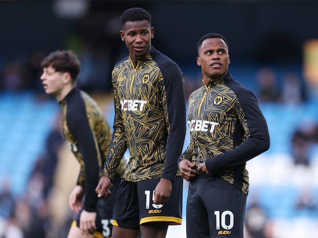 MANCHESTER, ENGLAND - JANUARY 24: Jhon Arias of Wolverhampton Wanderers warms up prior to the Premier League match between Manchester City and Wolverhampton Wanderers at Etihad Stadium on January 24, 2026 in Manchester, England. (Photo by Michael Regan/Getty Images)