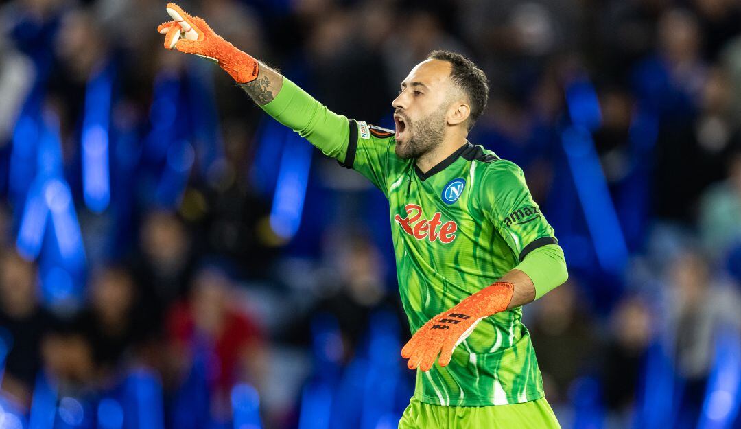 David Ospina da indicaciones durante el partido del Napoli en Europa League.