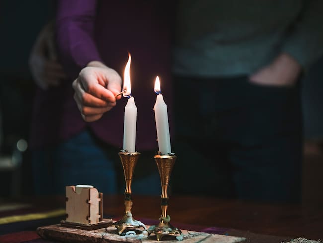 ¿Por qué no se debe soplar una vela? Estas son las maneras correctas de apagarlas // Getty Images