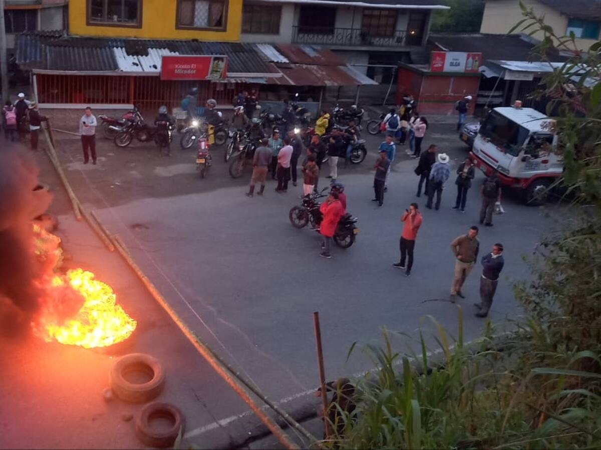 Familias damnificadas por emergencia en Rosas, Cauca bloquearon la vía Panamericana
