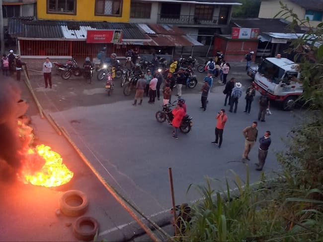 Familias damnificadas por emergencia en Rosas, Cauca bloquearon la vía Panamericana