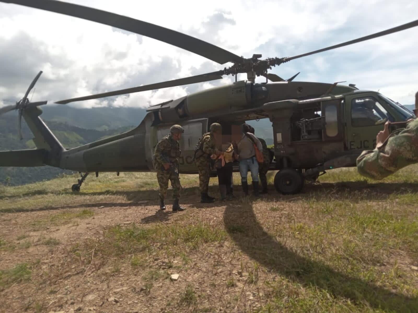 Las personas fueron evacuadas en un helicóptero del Ejército Nacional. Foto: Cortesía.
