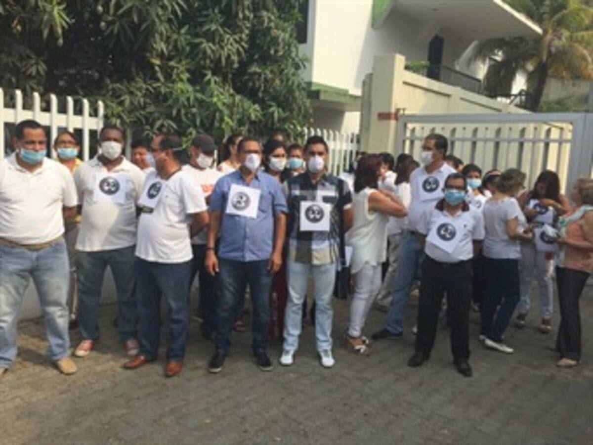 Trabajadores de la fiscalía en Cartagena protestan por despido masivo