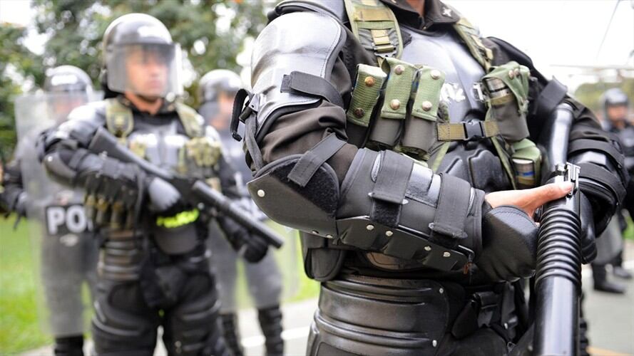 Uniformados del Escuadrón Móvil Antidisturbios (Esmad) y el Ejército replegaron a comunidades indígenas que pretendían ocupar un predio rural. Foto: Getty Images