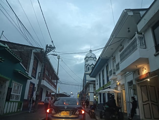 Dias de cielo nublado en el Quindío, al fondo la iglesia principal de Filandia.Foto: Adrián Trejos