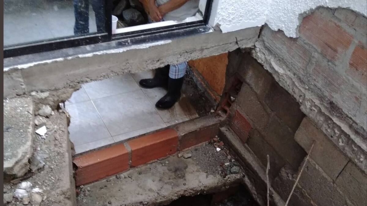 Familias damnificadas por aguacero en Robledo siguen en riesgo