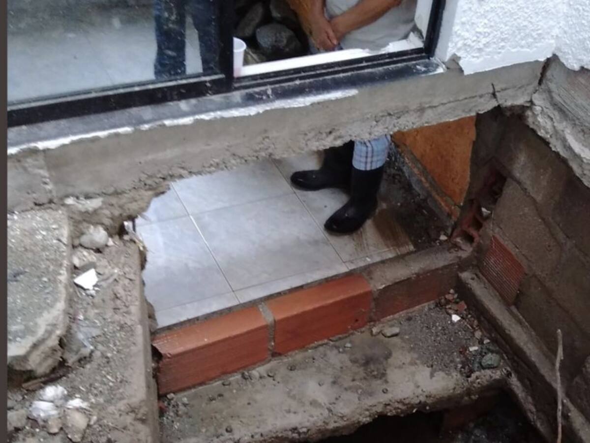 Familias damnificadas por aguacero en Robledo siguen en riesgo