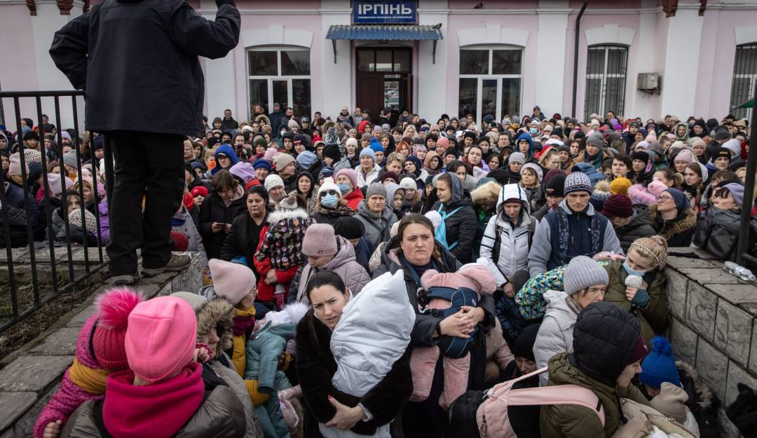 Civiles ucranianos evacuando el país.               Foto: Getty 