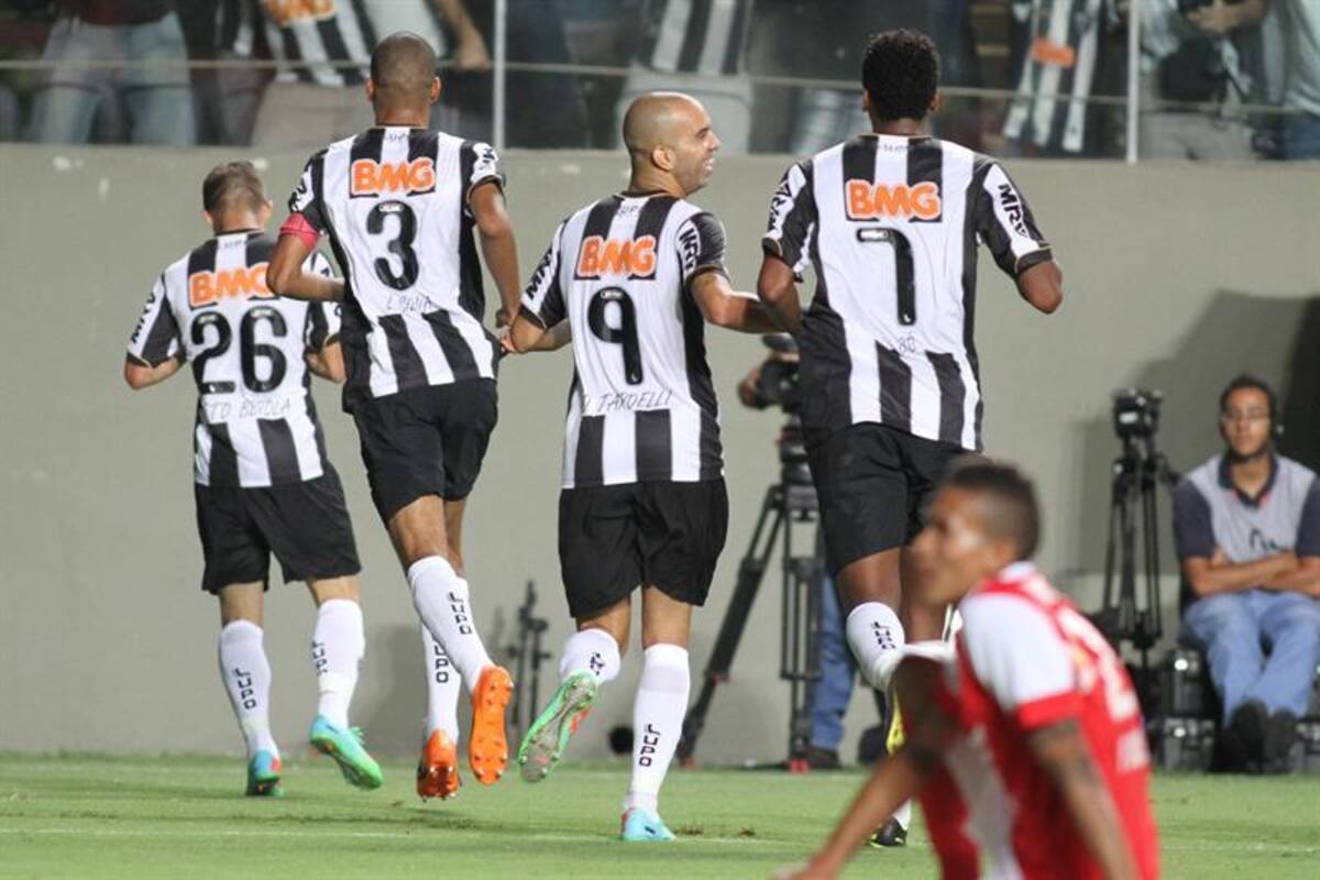 Con marcador 2-1, el campeón defensor de Copa Libertadores quedó como líder del grupo 4, al sumar su segunda victoria sobre Santa Fe, que jugó el segundo tiempo con diez hombres, por la expulsión de Wílder Medina.