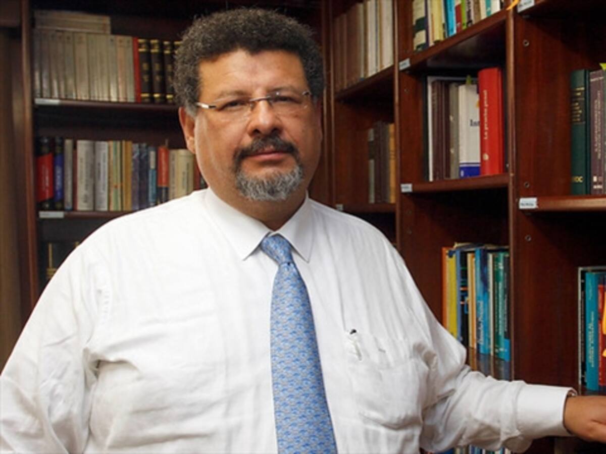 Pretelt debe dedicarse a su defensa y no a calumniar: Jaime Granados