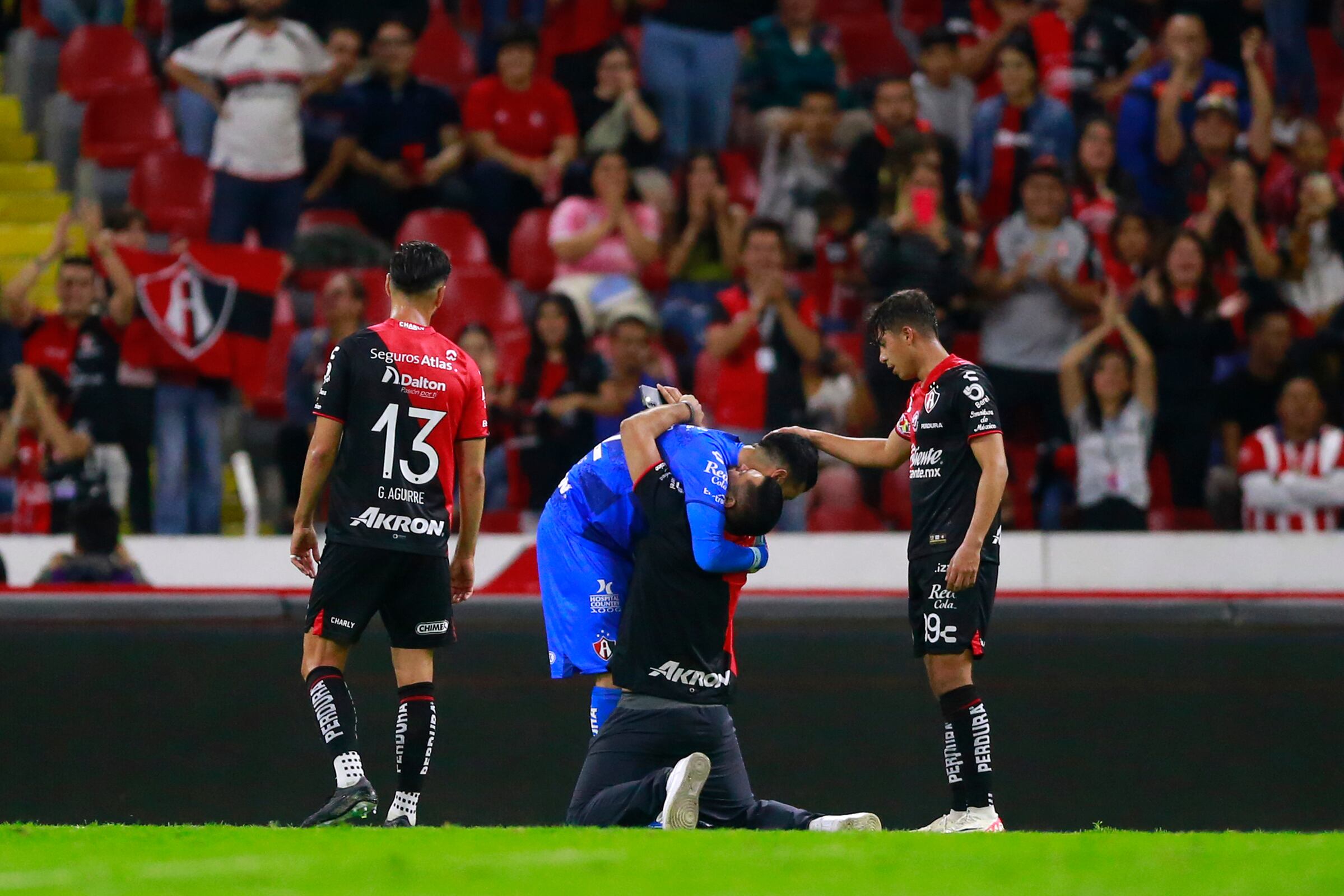 Un hincha abraza hoy al arquero Camilo Vargas del Atlas, tras el final de un partido contra Necaxa por la jornada 17 del torneo Apertura 2023 de la Liga MX, en el Estadio Jalisco en Guadalajara (México). EFE/ Francisco Guasco