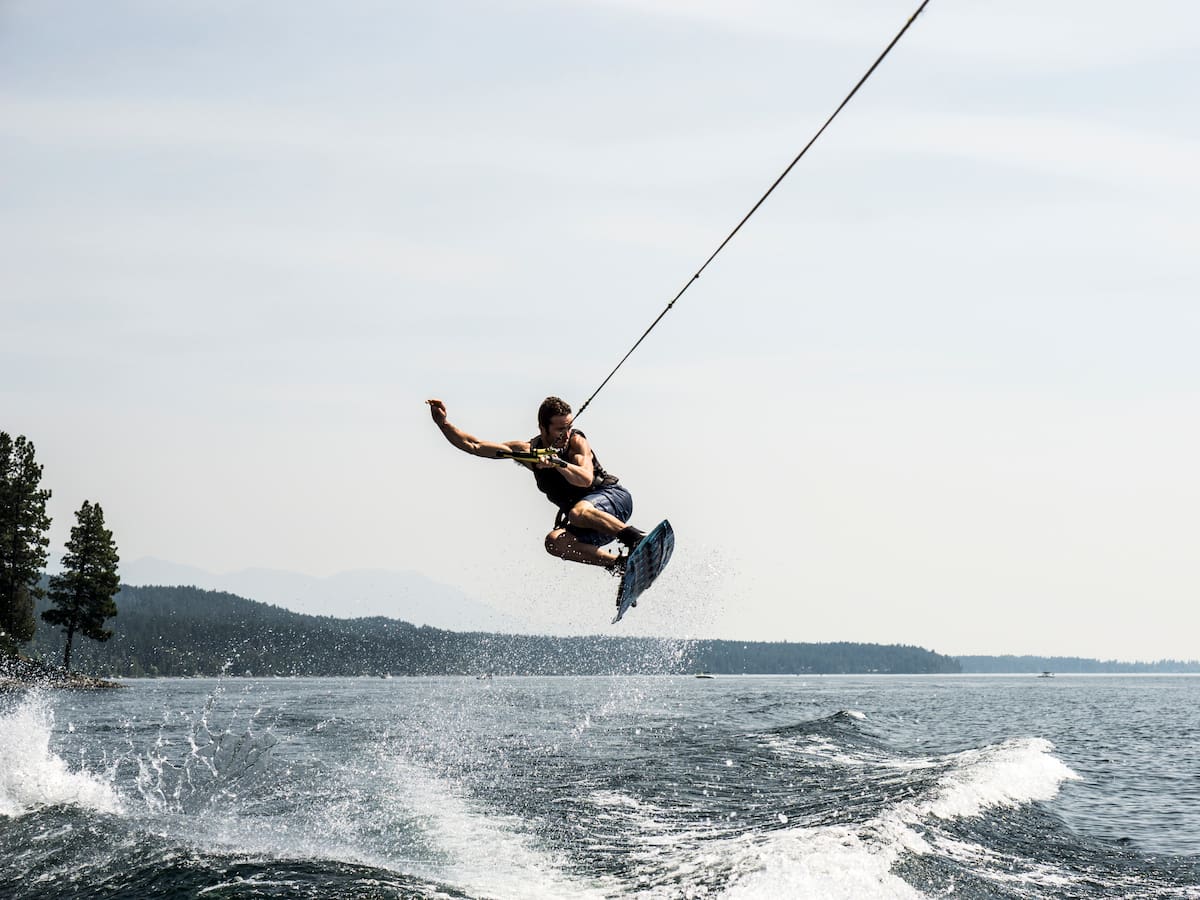 Lago a 3 horas de Bogotá para hacer esquí acuático, montar en botes de pedal y más actividades