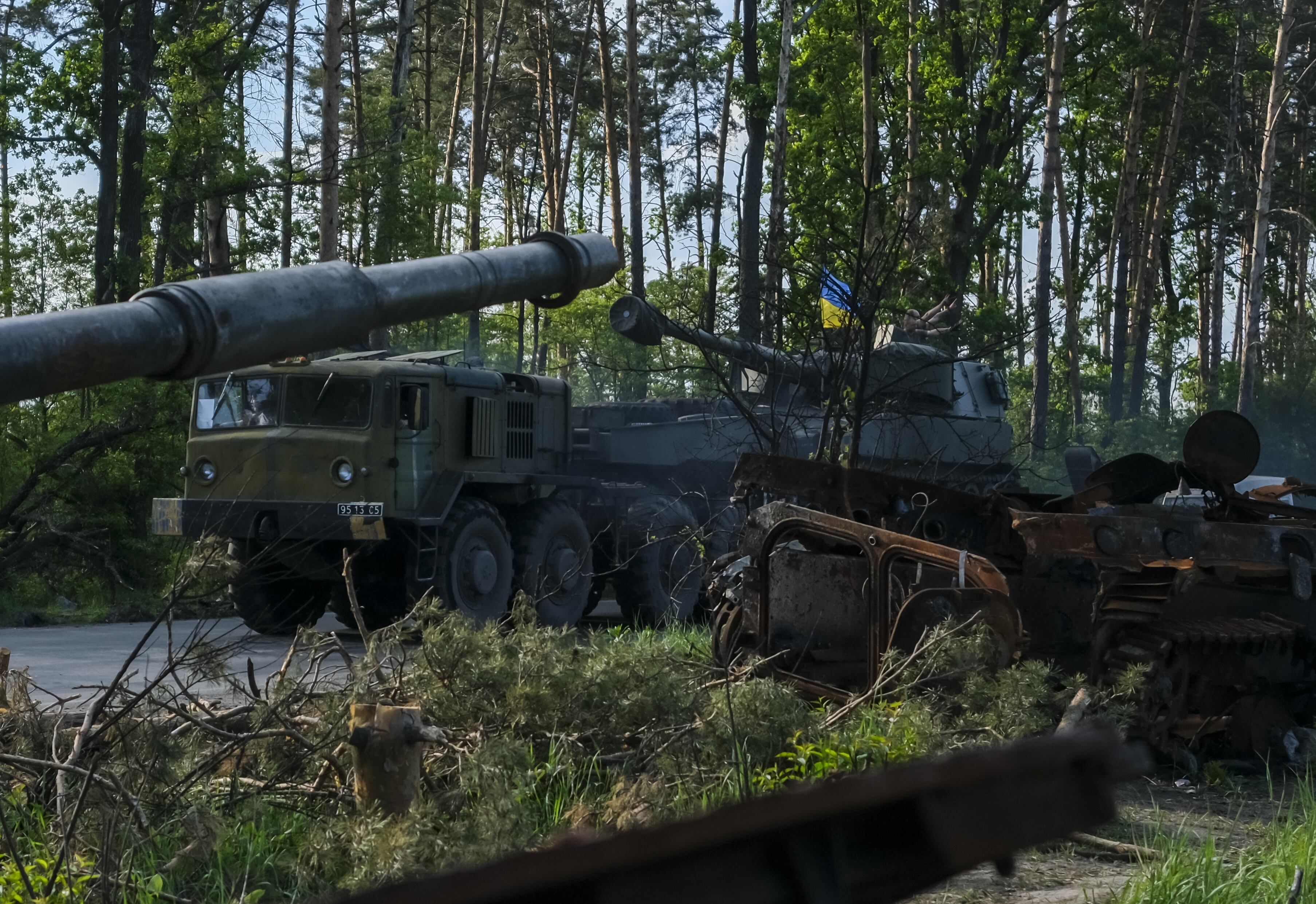 KYIV, UKRAINE - JUNE 01: Ukrainian military convoy passes by the capital Kyiv on June 01, 2022. (Photo by Dogukan Keskinkilic/Anadolu Agency via Getty Images)
