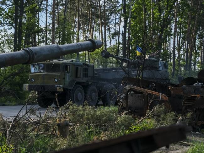 KYIV, UKRAINE - JUNE 01: Ukrainian military convoy passes by the capital Kyiv on June 01, 2022. (Photo by Dogukan Keskinkilic/Anadolu Agency via Getty Images)