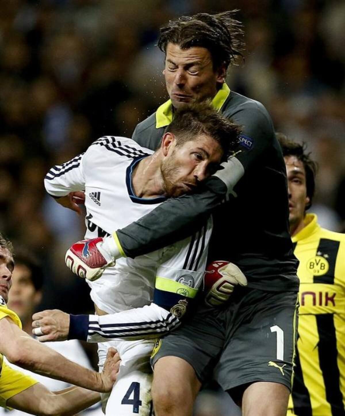 Sergio Ramos, uno de los mejores del partido, lucha con el guardameta Weidenfeller.