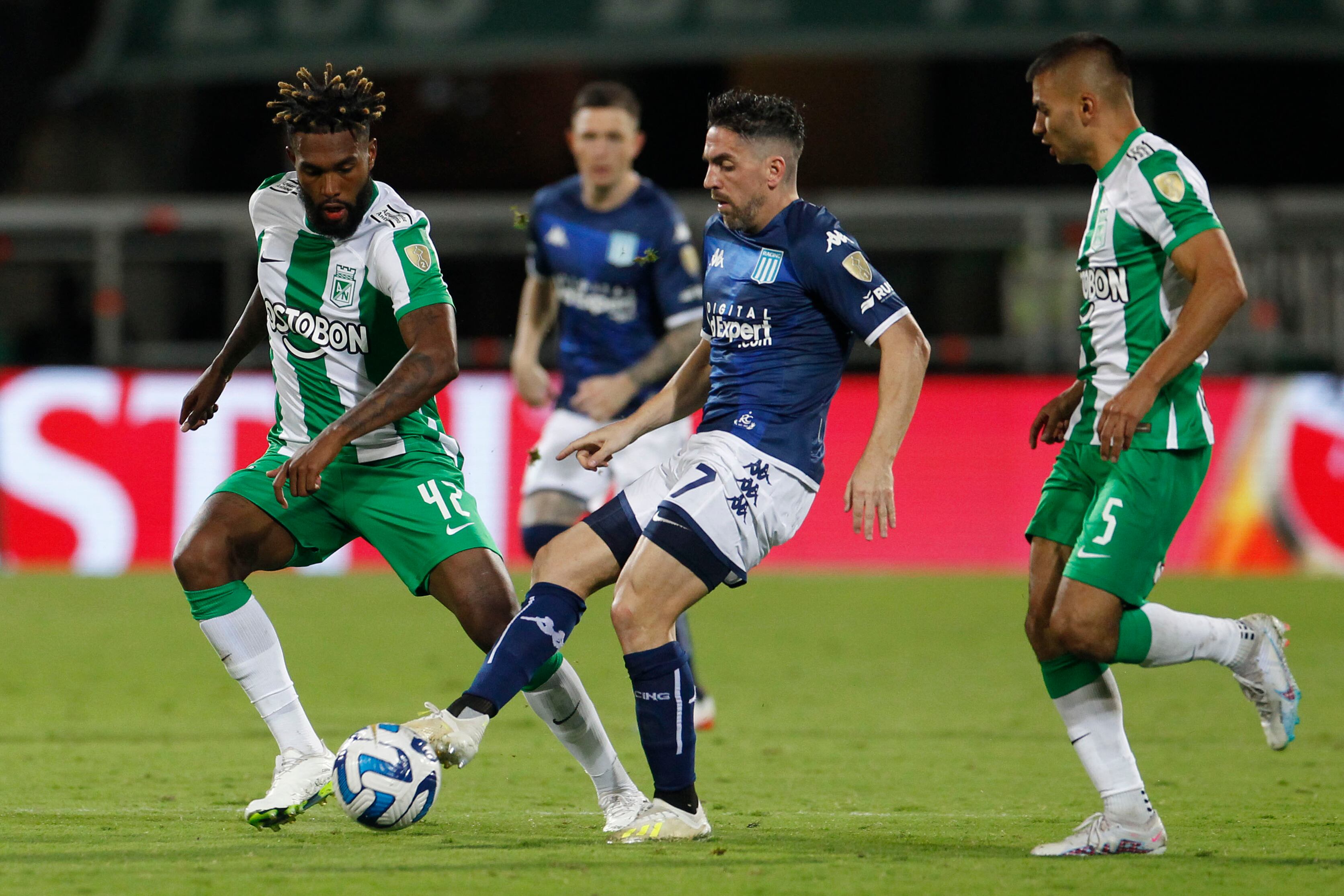 AMDEP7784. MEDELLÍN (COLOMBIA), 03/08/2023.- Cristian Castro (i) de Nacional disputa el balón con Gabriel Hauche (c) de Racing hoy, en un partido de los octavos de final de la Copa Libertadores entre Atlético Nacional y Racing en el estadio Atanasio Girardot en Medellín (Colombia). EFE/ Luis Eduardo Noriega A.