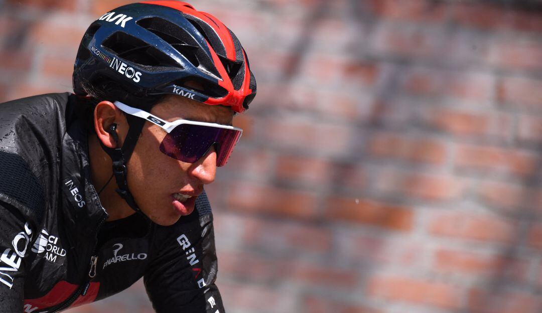 Egan Bernal figura en la tercera posición de la clasificación general de la carrera.