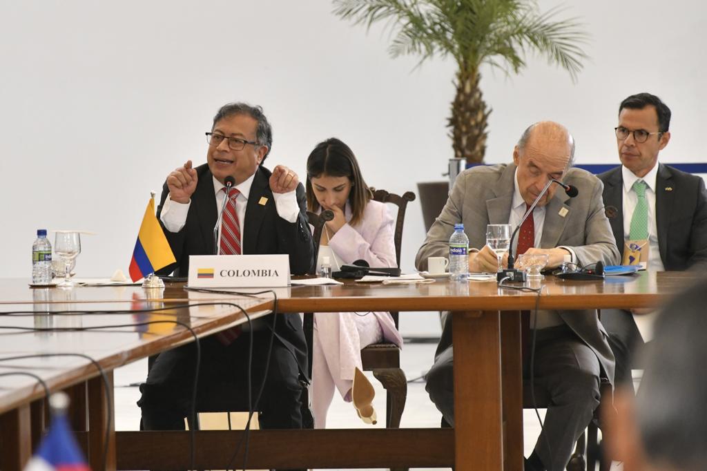El presidente Gustavo Petro, acompañado del canciller Álvaro Leyva y la jefa de gabinete, Laura Sarabia (Foto: Presidencia)