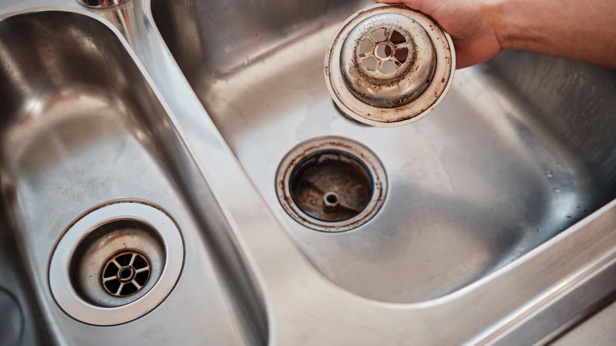 Trucos de fontaneros para eliminar atascos en desagües: guía práctica para el hogar