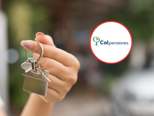 Persona con unas llaves de vivienda en la mano y de fondo el logo de COLPENSIONES. (Fotos vía Getty Images y COLPRENSA)