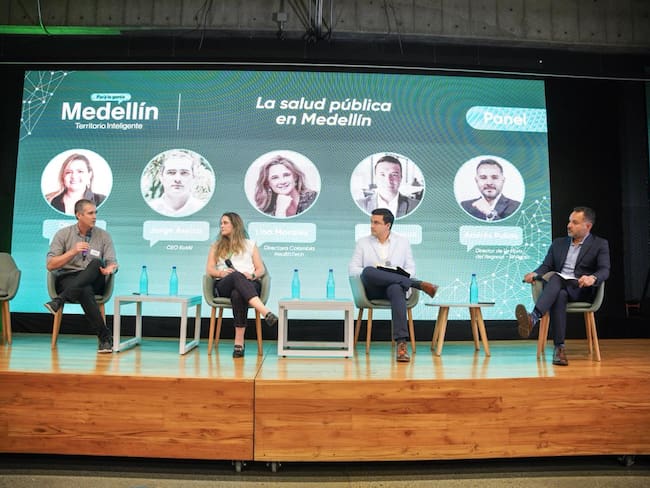 Expertos del ecosistema de salud digital compartieron experiencias sobre la aplicación de inteligencia artificial en la atención médica. | Foto: Caracol Radio