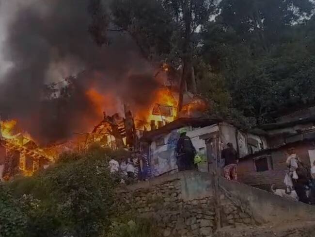 Incendio destruyó cinco viviendas en Bogotá: seis familias resultaron afectadas