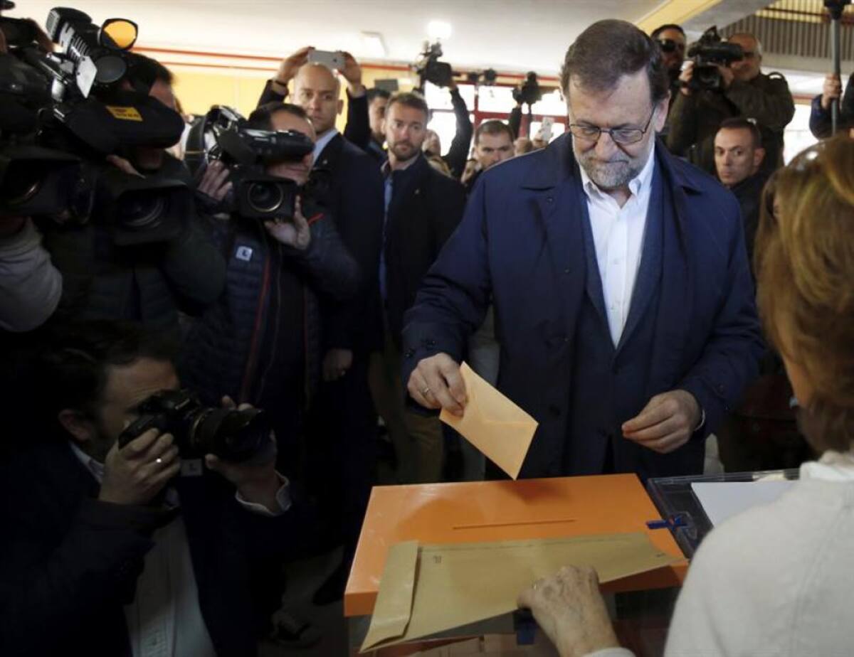 El presidente del Gobierno español, Mariano Rajoy, animó hoy a todos los españoles a votar porque "es el acto más democrático de todos". El líder socialista, Pedro Sánchez, dice que hoy es "una jornada histórica" en la que "huele a cambio".