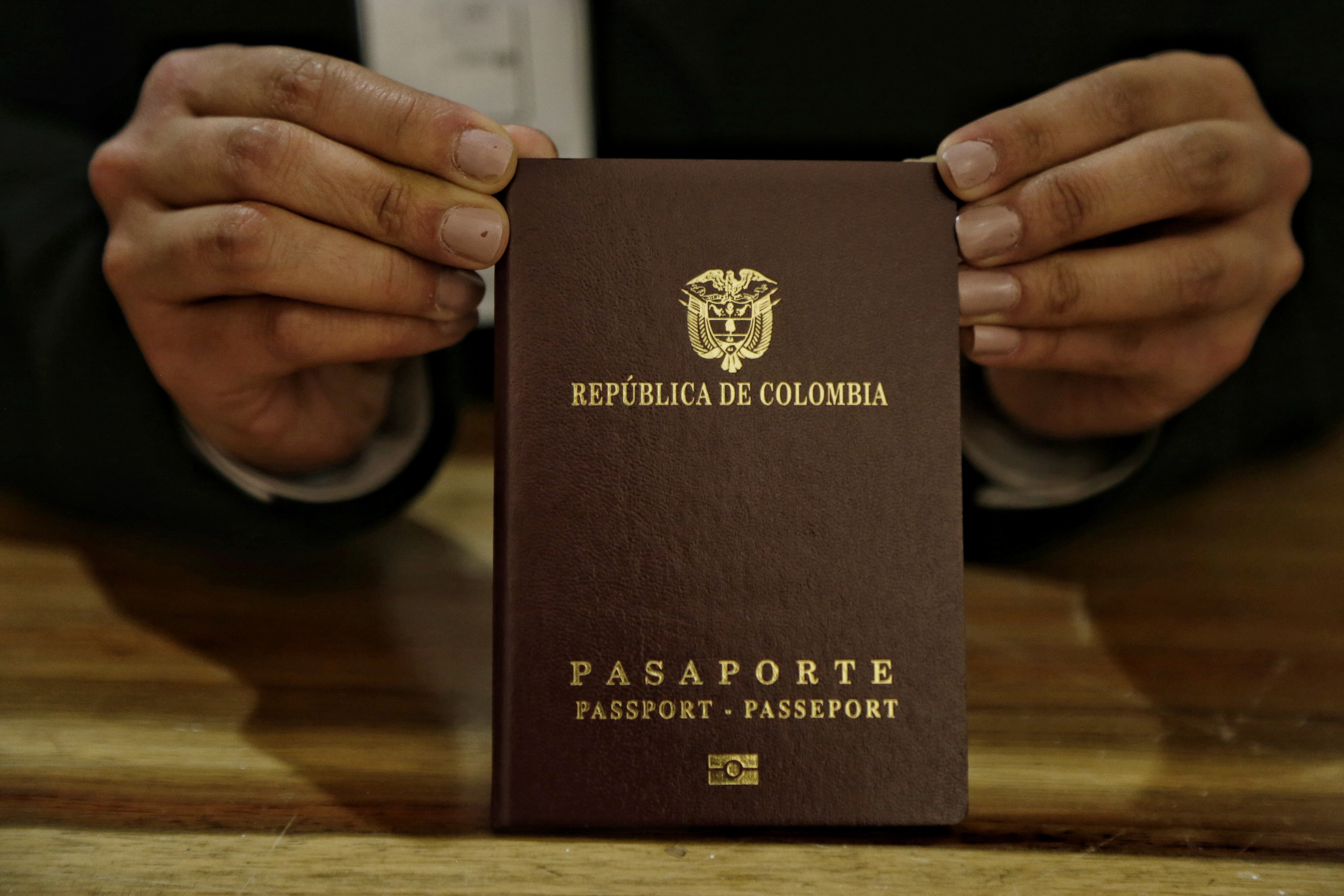 Persona con un pasaporte colombiano en la mano. (Foto: COLPRENSA)