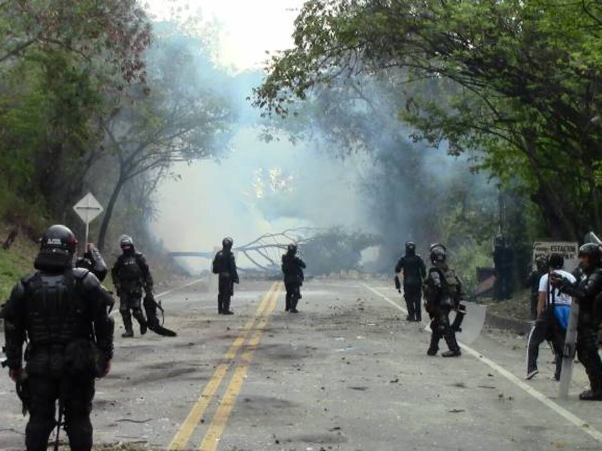 Campesinos se enfrentan con el Esmad en la Panamericana en Cauca