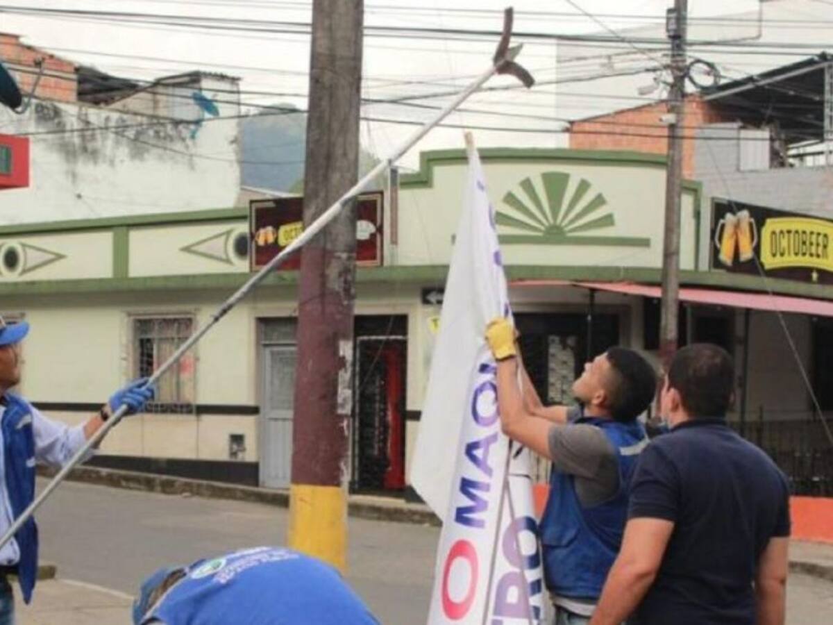 Autoridades desmontan vallas no autorizadas en Ibagué