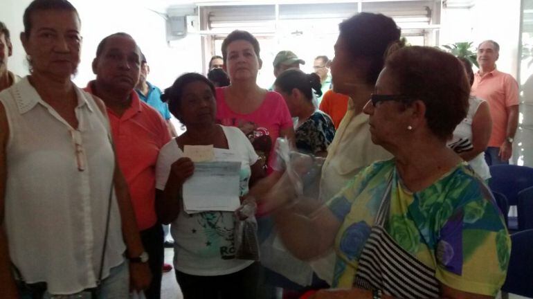 Los usuarios del sistema subsidiado de salud reclamando en Bio Group Pharma para que les entreguen las gotas y paños.