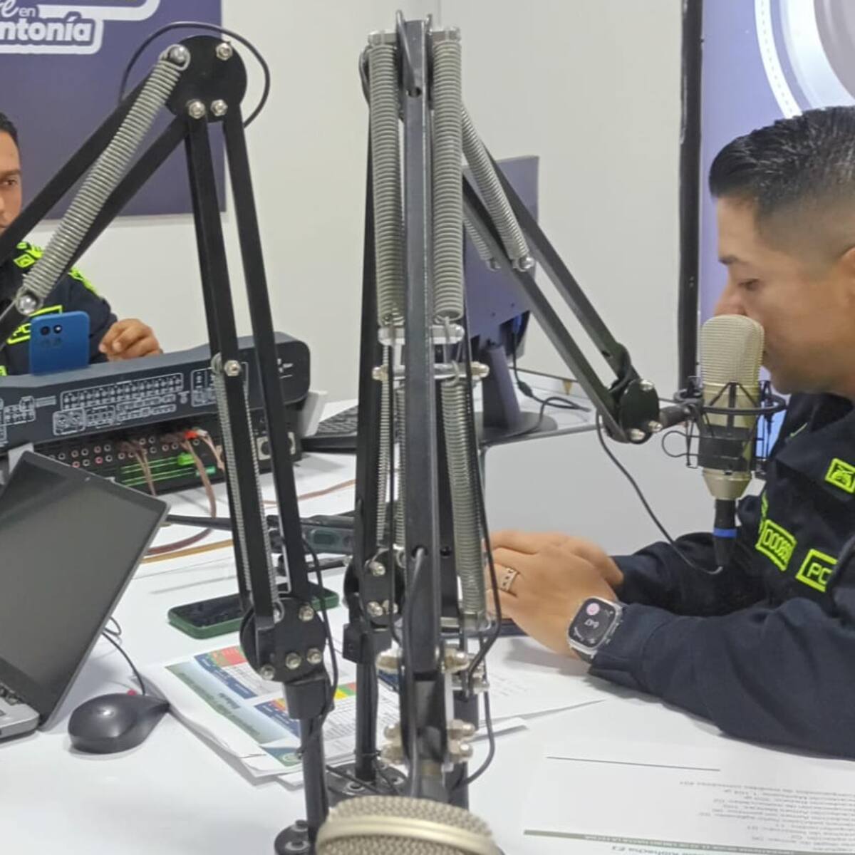 Héroe en uniforme y en la radio: homenaje al policía locutor que cambió una vida con su voz
