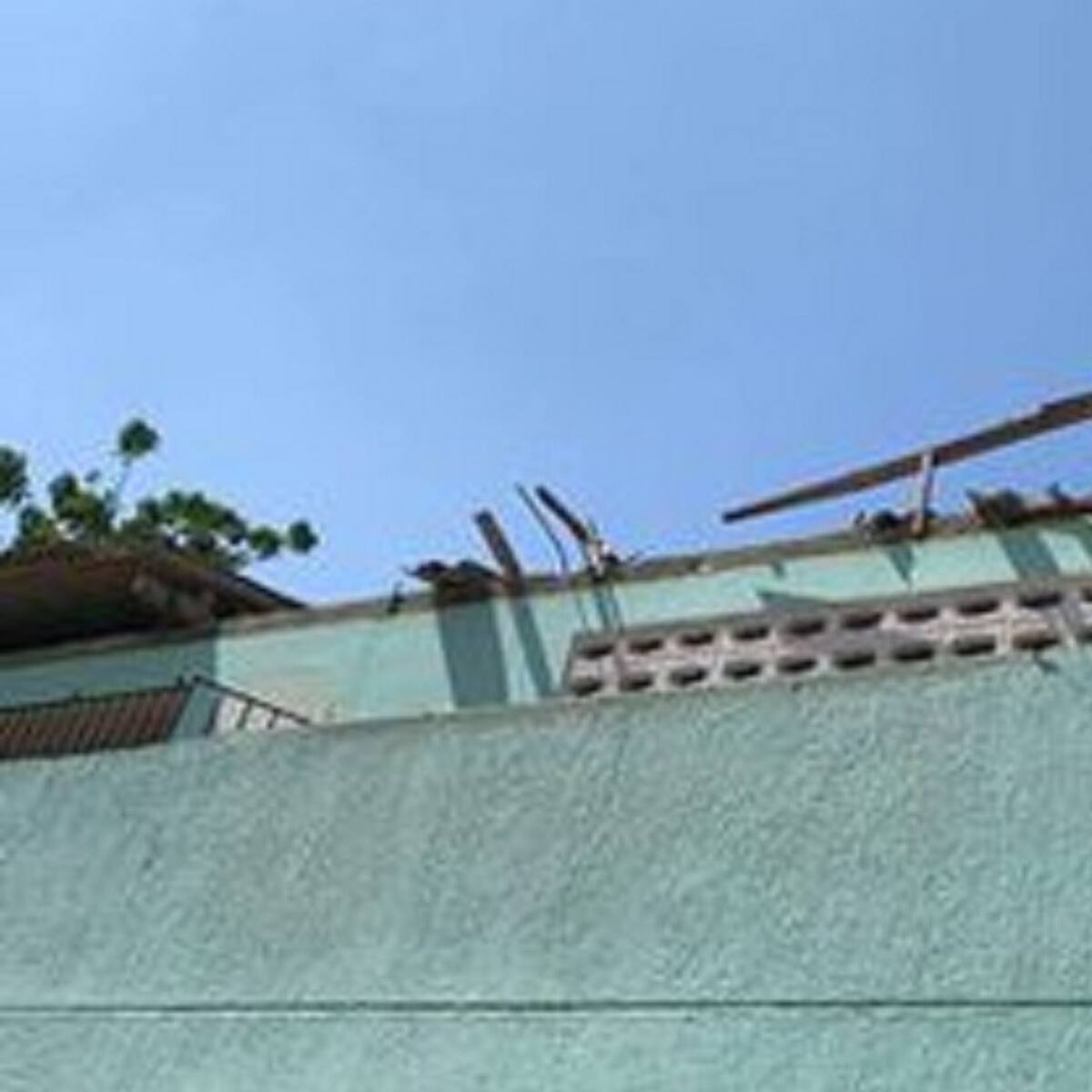 Colegio en Atlántico tiene parte del techo en el piso por vendaval en 2020